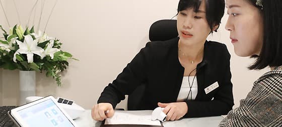 태블릿으로 상담하는 모습